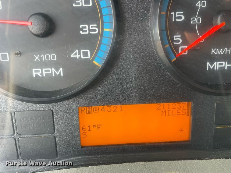 image for item DS8815 2008 International 4400  flatbed truck