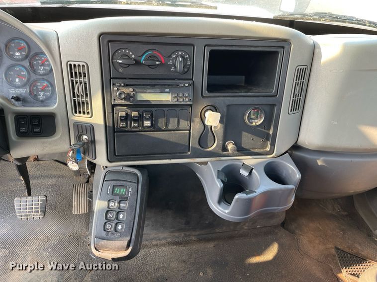 image for item DS8815 2008 International 4400  flatbed truck