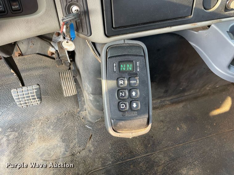 image for item DS8815 2008 International 4400  flatbed truck