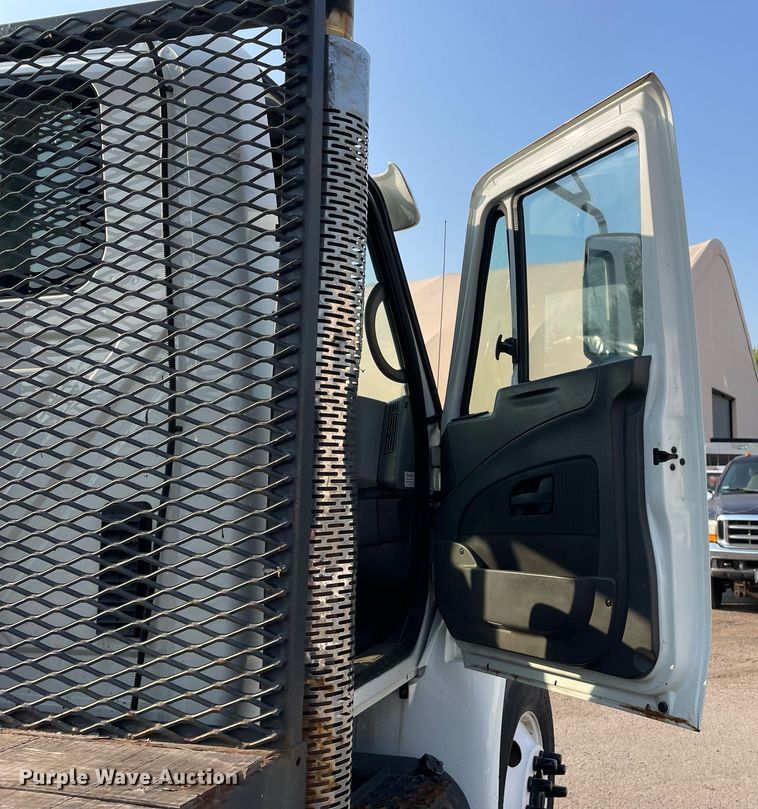 image for item DS8815 2008 International 4400  flatbed truck