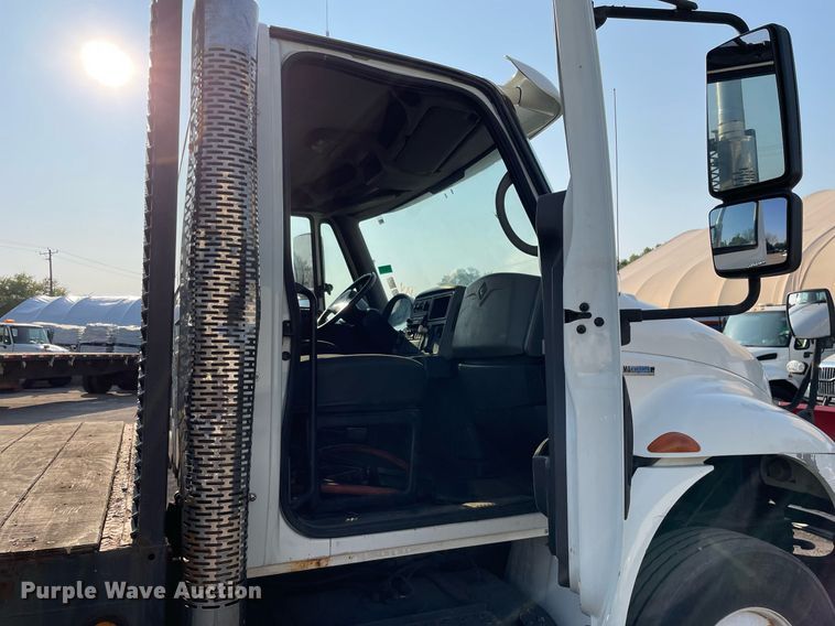 image for item DS8815 2008 International 4400  flatbed truck