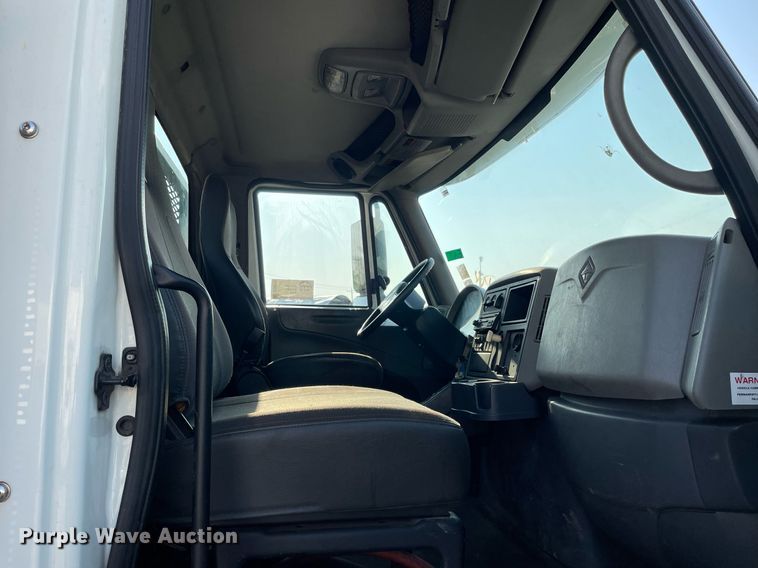 image for item DS8815 2008 International 4400  flatbed truck