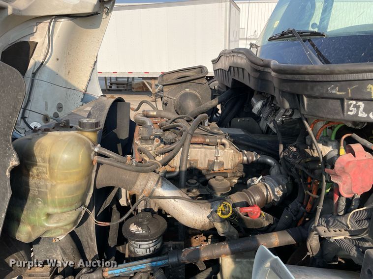 image for item DS8815 2008 International 4400  flatbed truck