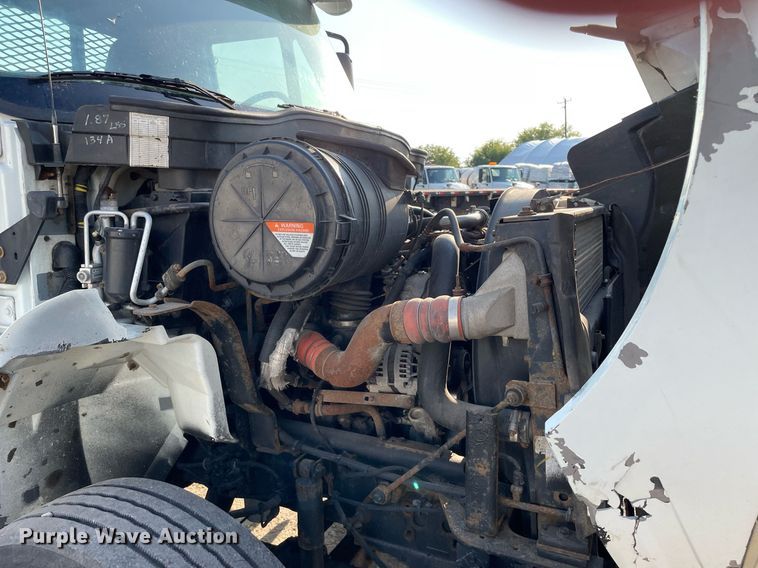 image for item DS8815 2008 International 4400  flatbed truck