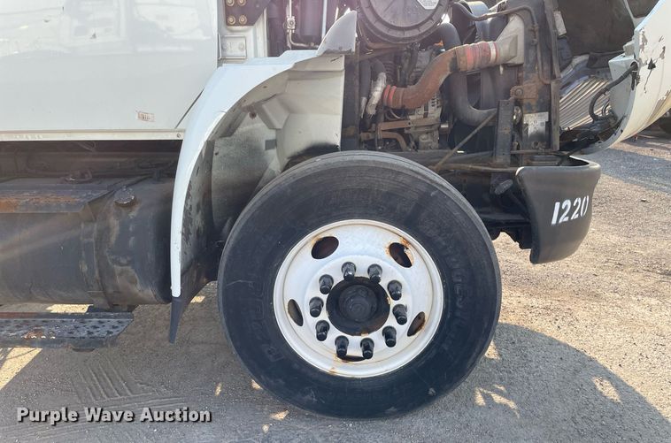 image for item DS8815 2008 International 4400  flatbed truck