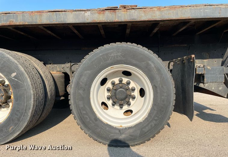 image for item DS8815 2008 International 4400  flatbed truck