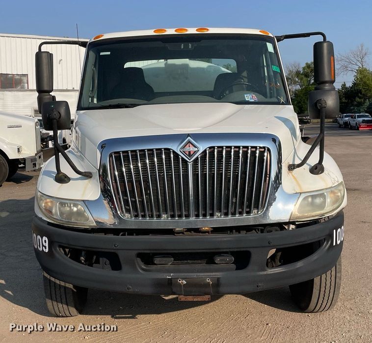 image for item DS8816 2008 International DuraStar 4300  de-icer truck