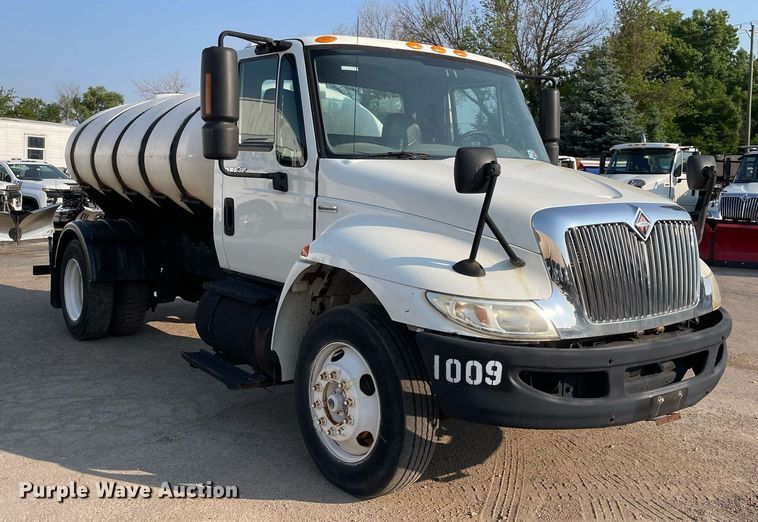 image for item DS8816 2008 International DuraStar 4300  de-icer truck