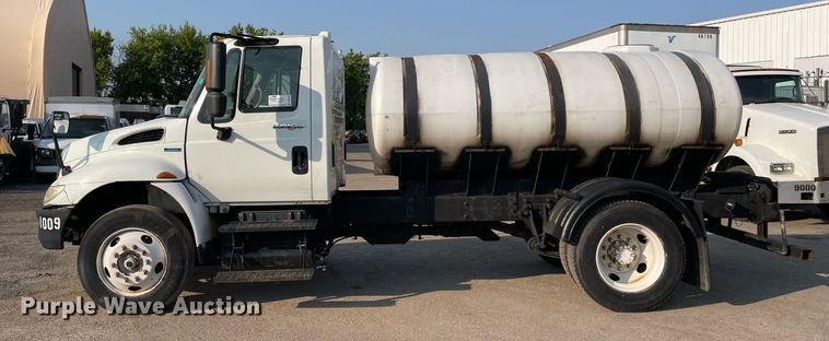 image for item DS8816 2008 International DuraStar 4300  de-icer truck