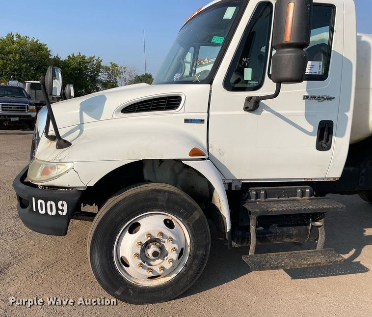 image for item DS8816 2008 International DuraStar 4300  de-icer truck