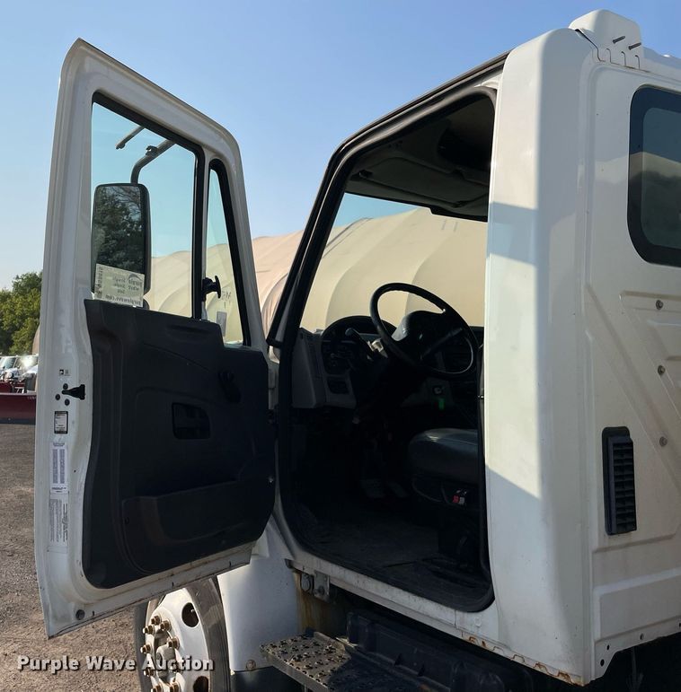 image for item DS8816 2008 International DuraStar 4300  de-icer truck