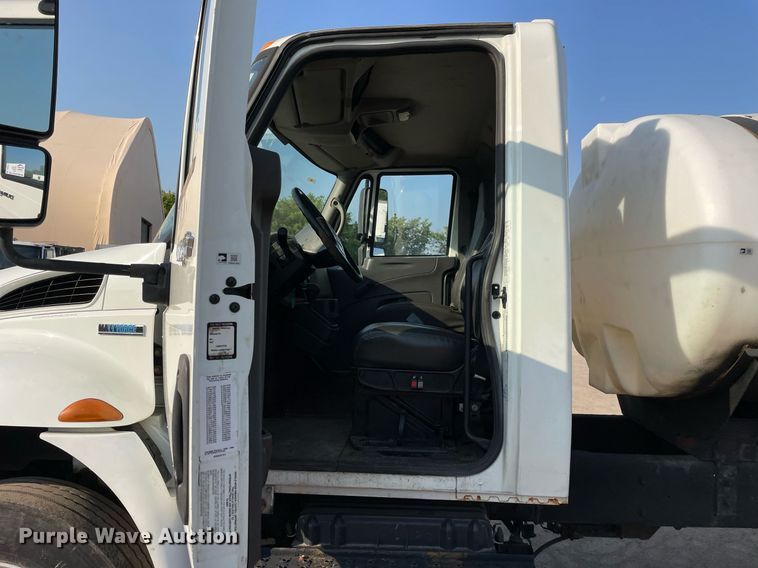 image for item DS8816 2008 International DuraStar 4300  de-icer truck