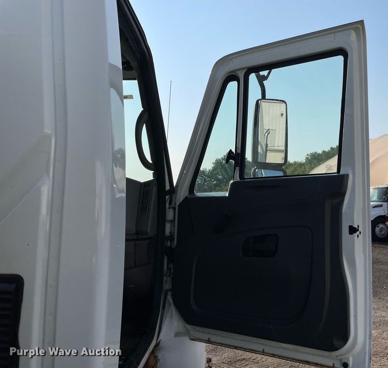 image for item DS8816 2008 International DuraStar 4300  de-icer truck