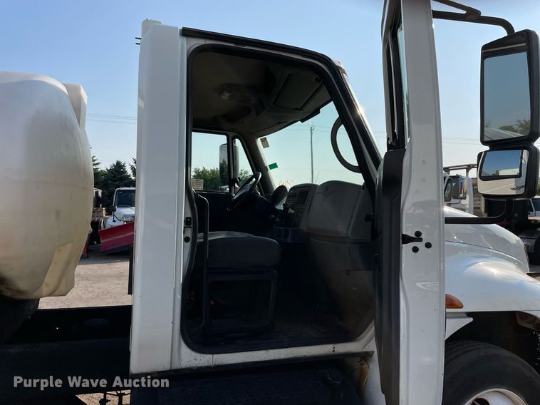 image for item DS8816 2008 International DuraStar 4300  de-icer truck