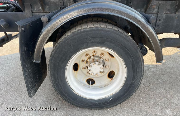 image for item DS8816 2008 International DuraStar 4300  de-icer truck