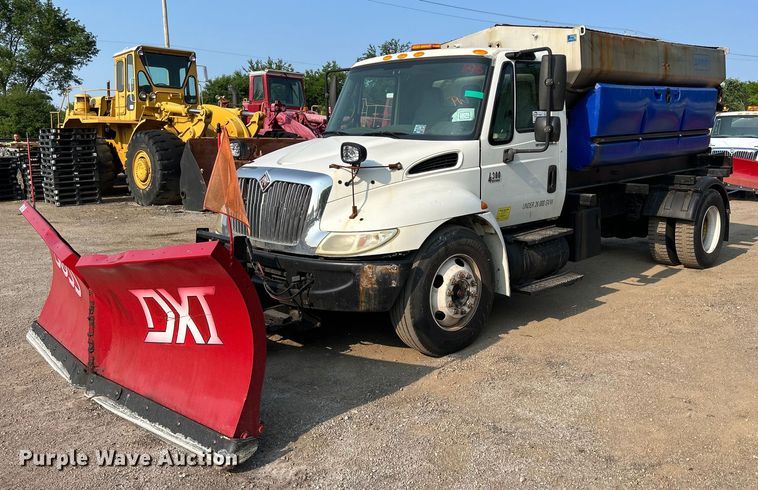 image for item DS8817 2006 International 4300  spreader truck