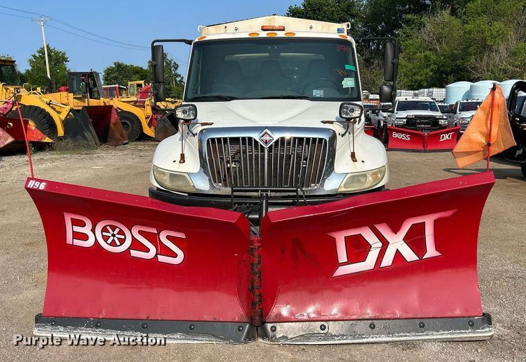 image for item DS8817 2006 International 4300  spreader truck