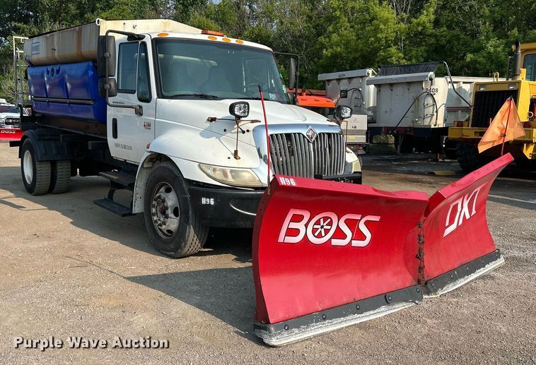 image for item DS8817 2006 International 4300  spreader truck