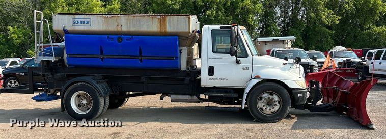 image for item DS8817 2006 International 4300  spreader truck
