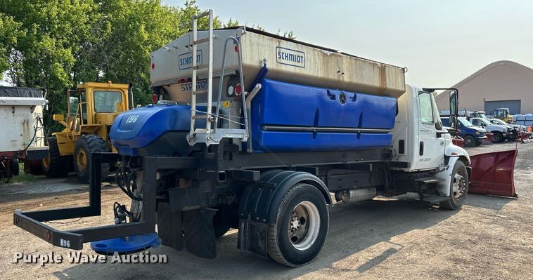 image for item DS8817 2006 International 4300  spreader truck