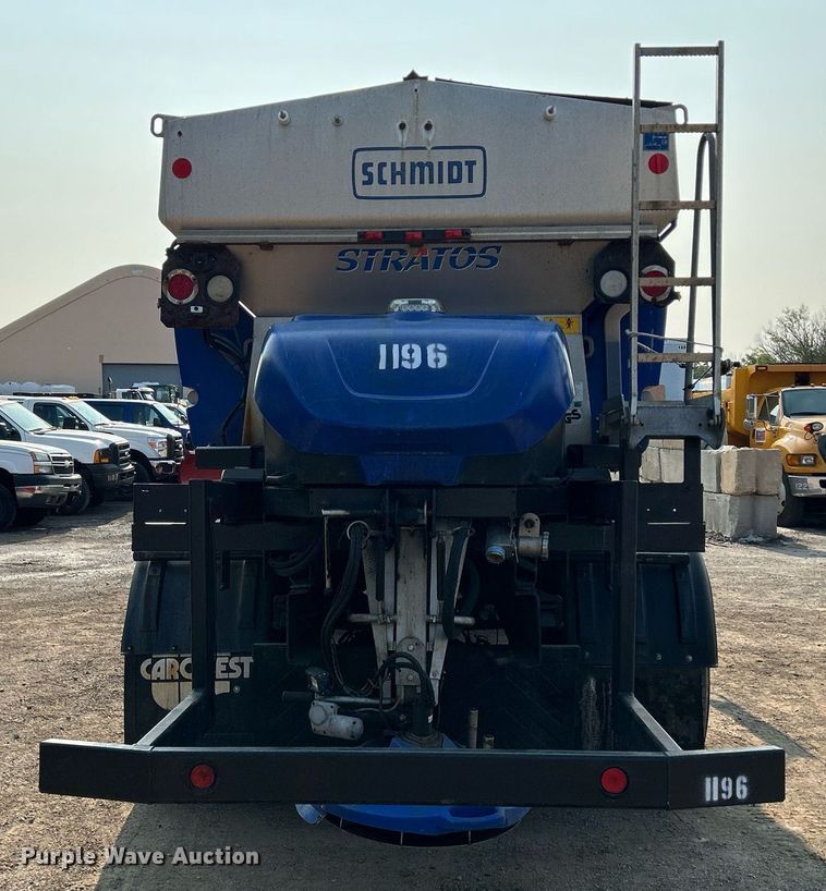 image for item DS8817 2006 International 4300  spreader truck