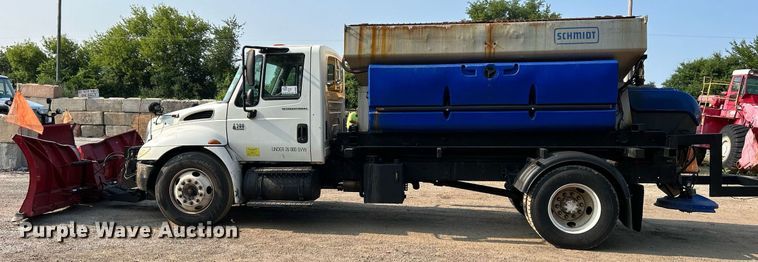 image for item DS8817 2006 International 4300  spreader truck