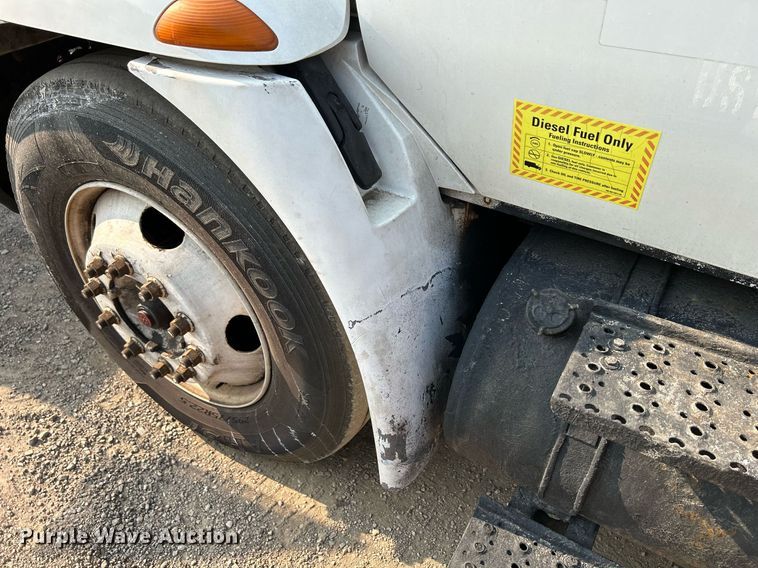 image for item DS8817 2006 International 4300  spreader truck