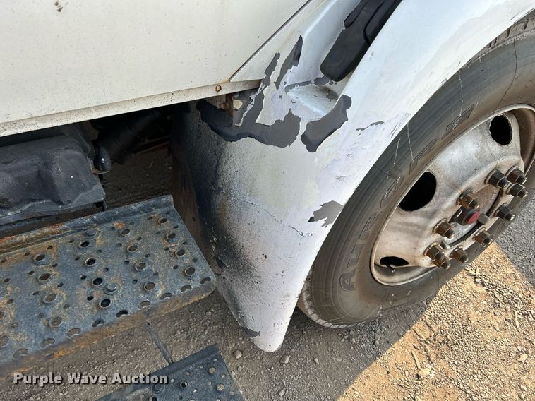 image for item DS8817 2006 International 4300  spreader truck