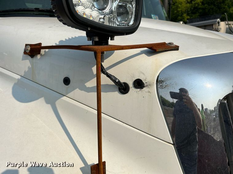 image for item DS8817 2006 International 4300  spreader truck