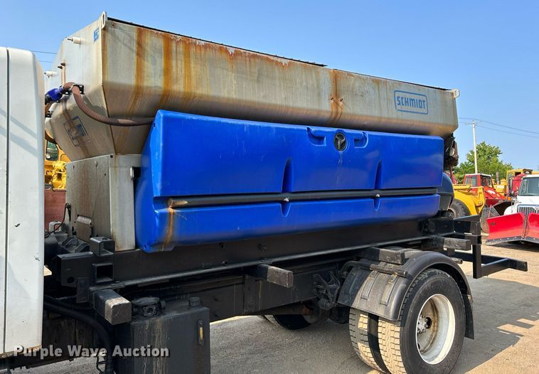 image for item DS8817 2006 International 4300  spreader truck