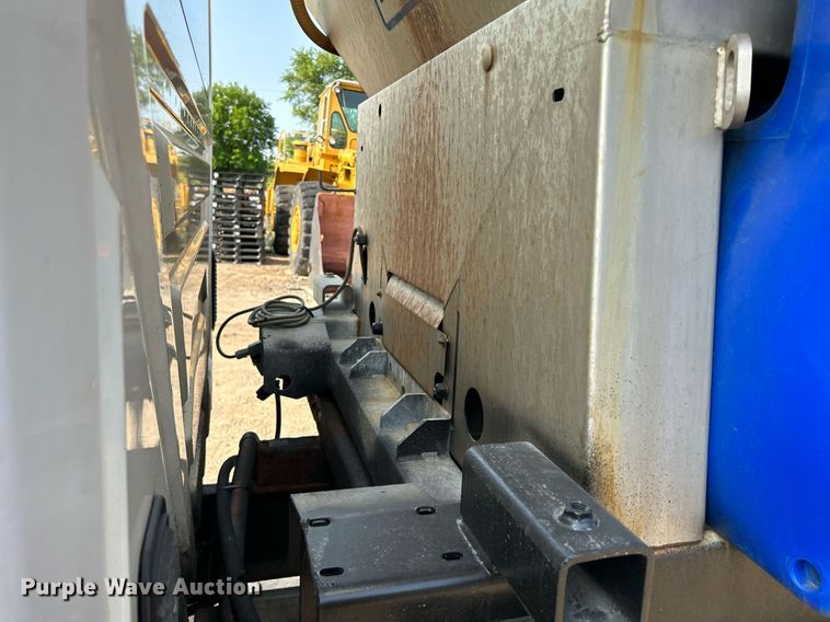 image for item DS8817 2006 International 4300  spreader truck