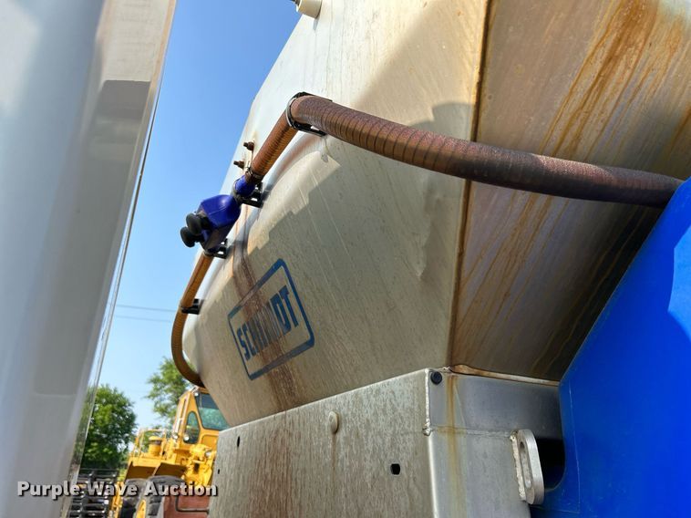 image for item DS8817 2006 International 4300  spreader truck