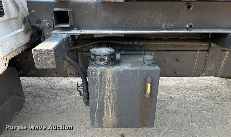 image for item DS8817 2006 International 4300  spreader truck