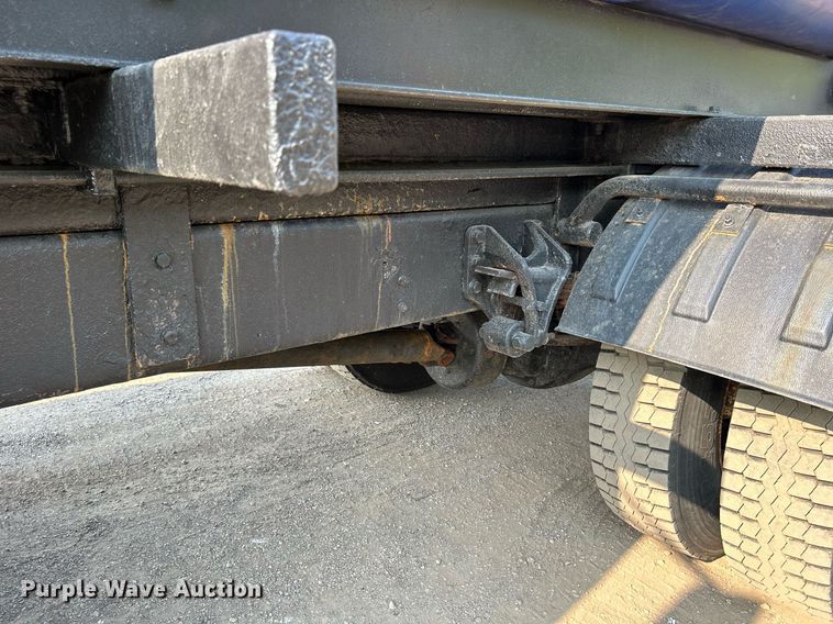 image for item DS8817 2006 International 4300  spreader truck