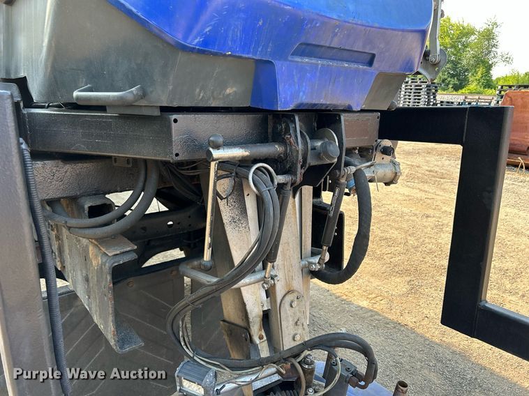 image for item DS8817 2006 International 4300  spreader truck