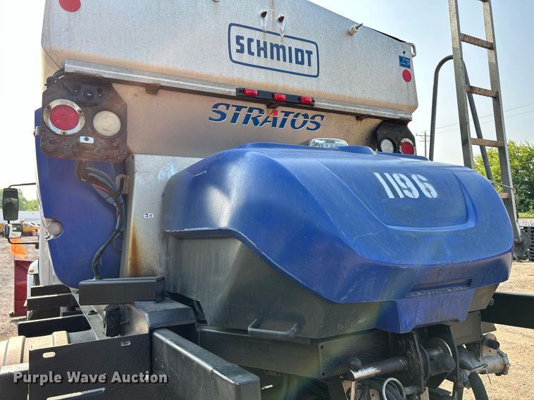 image for item DS8817 2006 International 4300  spreader truck