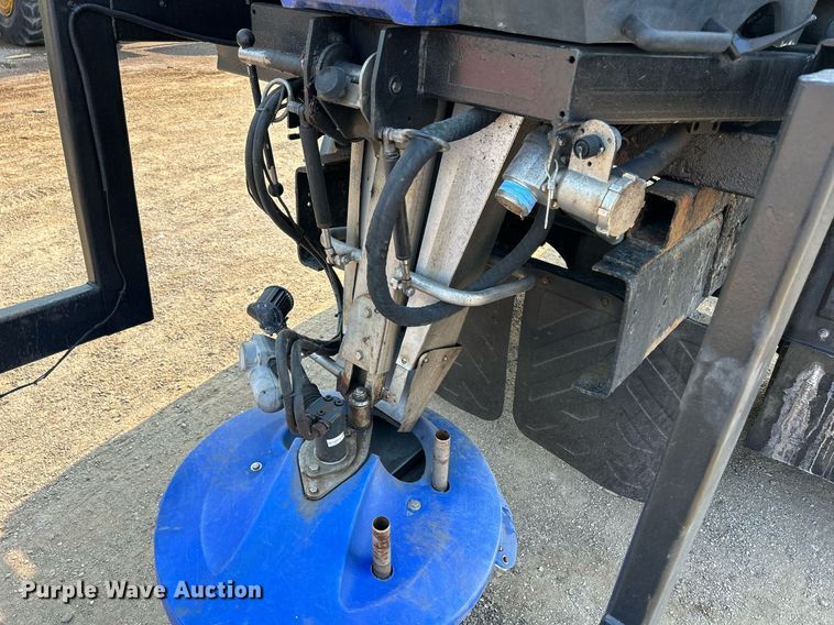 image for item DS8817 2006 International 4300  spreader truck