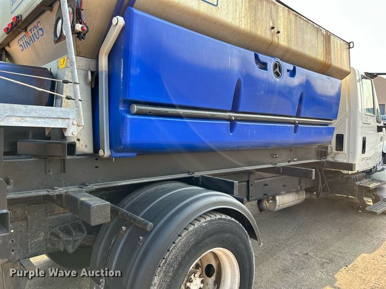 image for item DS8817 2006 International 4300  spreader truck