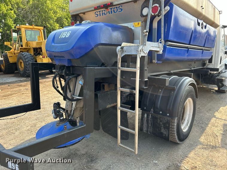 image for item DS8817 2006 International 4300  spreader truck