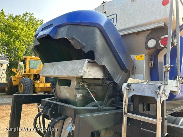 image for item DS8817 2006 International 4300  spreader truck