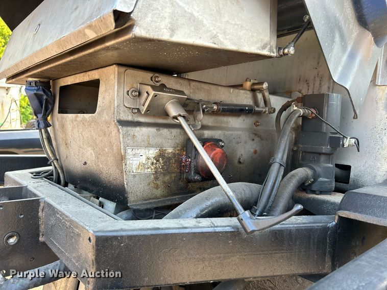 image for item DS8817 2006 International 4300  spreader truck