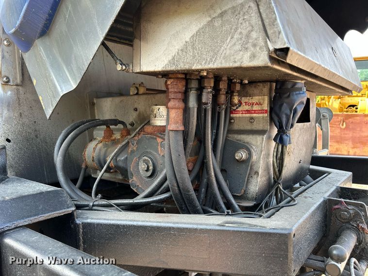 image for item DS8817 2006 International 4300  spreader truck