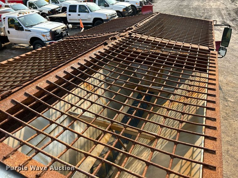 image for item DS8817 2006 International 4300  spreader truck