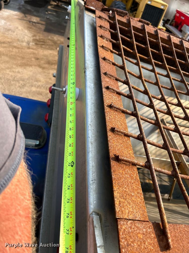 image for item DS8817 2006 International 4300  spreader truck