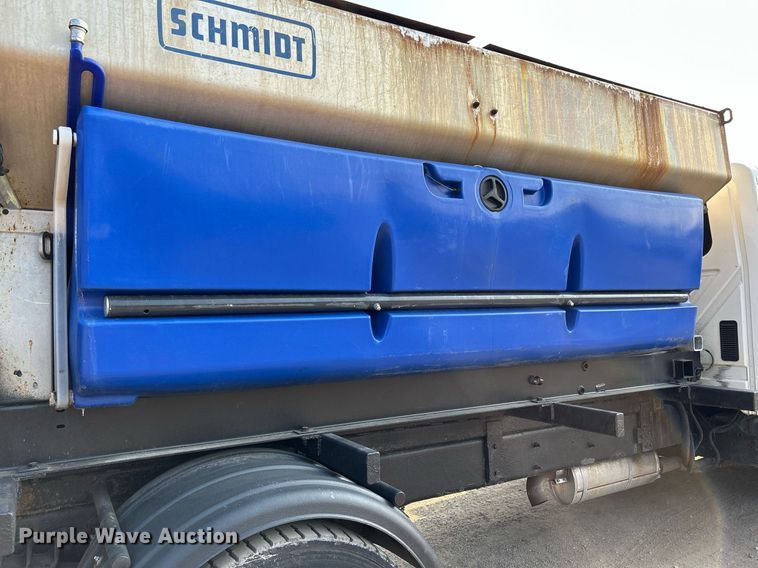 image for item DS8817 2006 International 4300  spreader truck