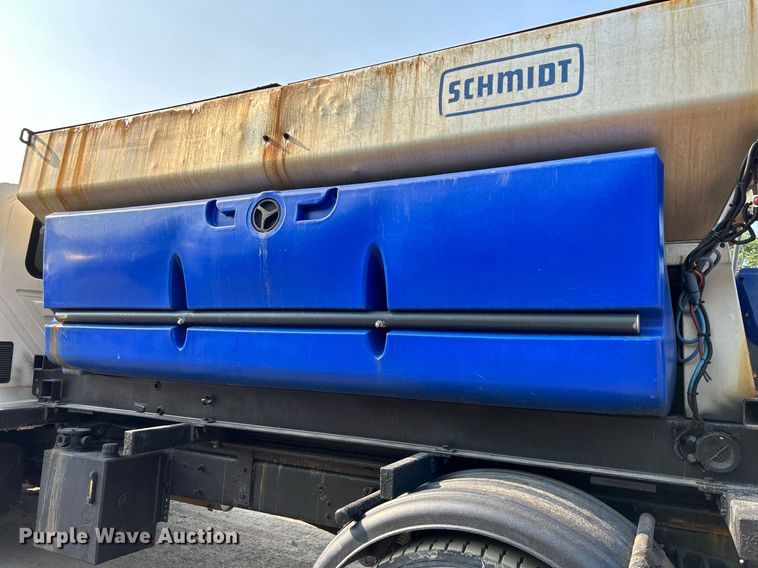 image for item DS8817 2006 International 4300  spreader truck