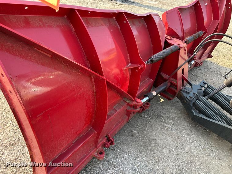 image for item DS8817 2006 International 4300  spreader truck