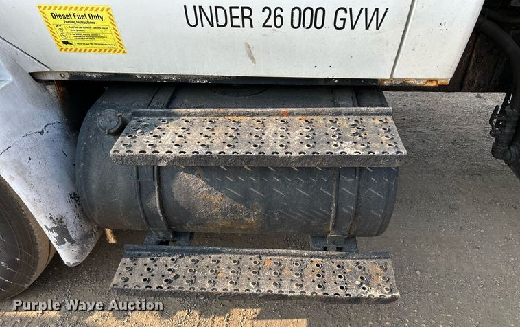 image for item DS8817 2006 International 4300  spreader truck