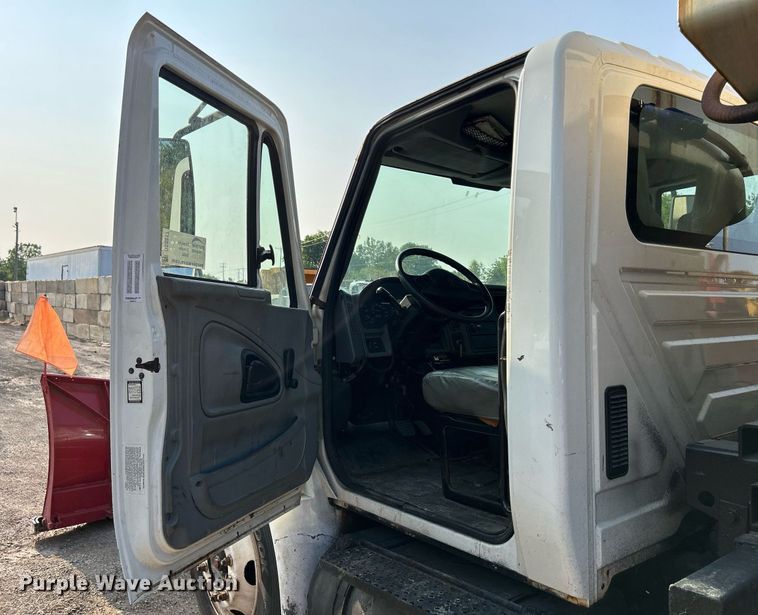 image for item DS8817 2006 International 4300  spreader truck