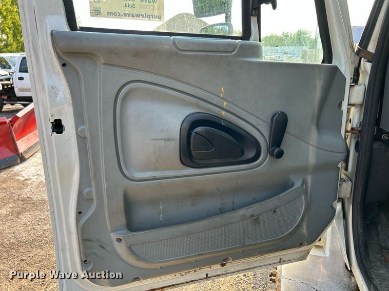 image for item DS8817 2006 International 4300  spreader truck